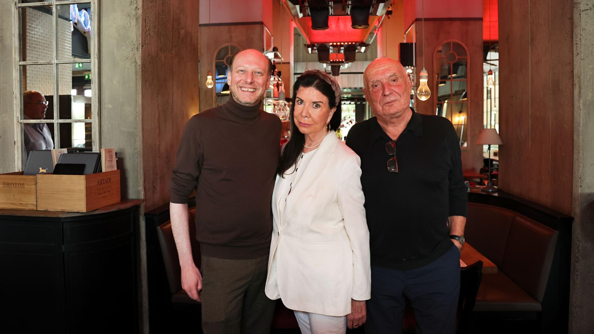 Torsten Schliesing, Rita und Rudolf von Borries in ihrem Restaurant.