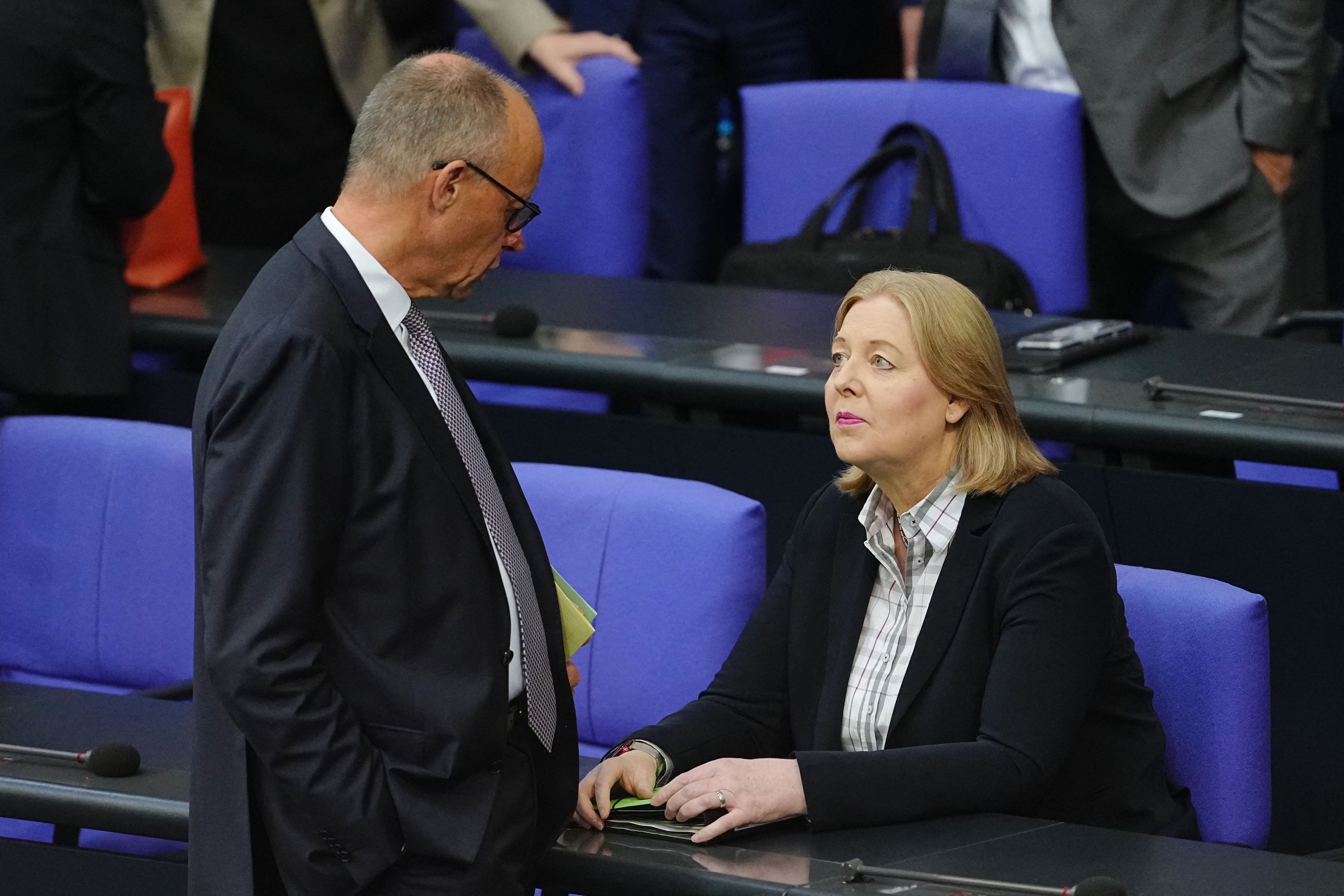 Bundeskanzler Friedrich Merz (CDU, l.) und Bärbel Bas (SPD), Bundesministerin für Arbeit und Soziales.