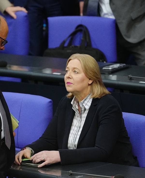 Bundeskanzler Friedrich Merz (CDU, l.) und Bärbel Bas (SPD), Bundesministerin für Arbeit und Soziales.