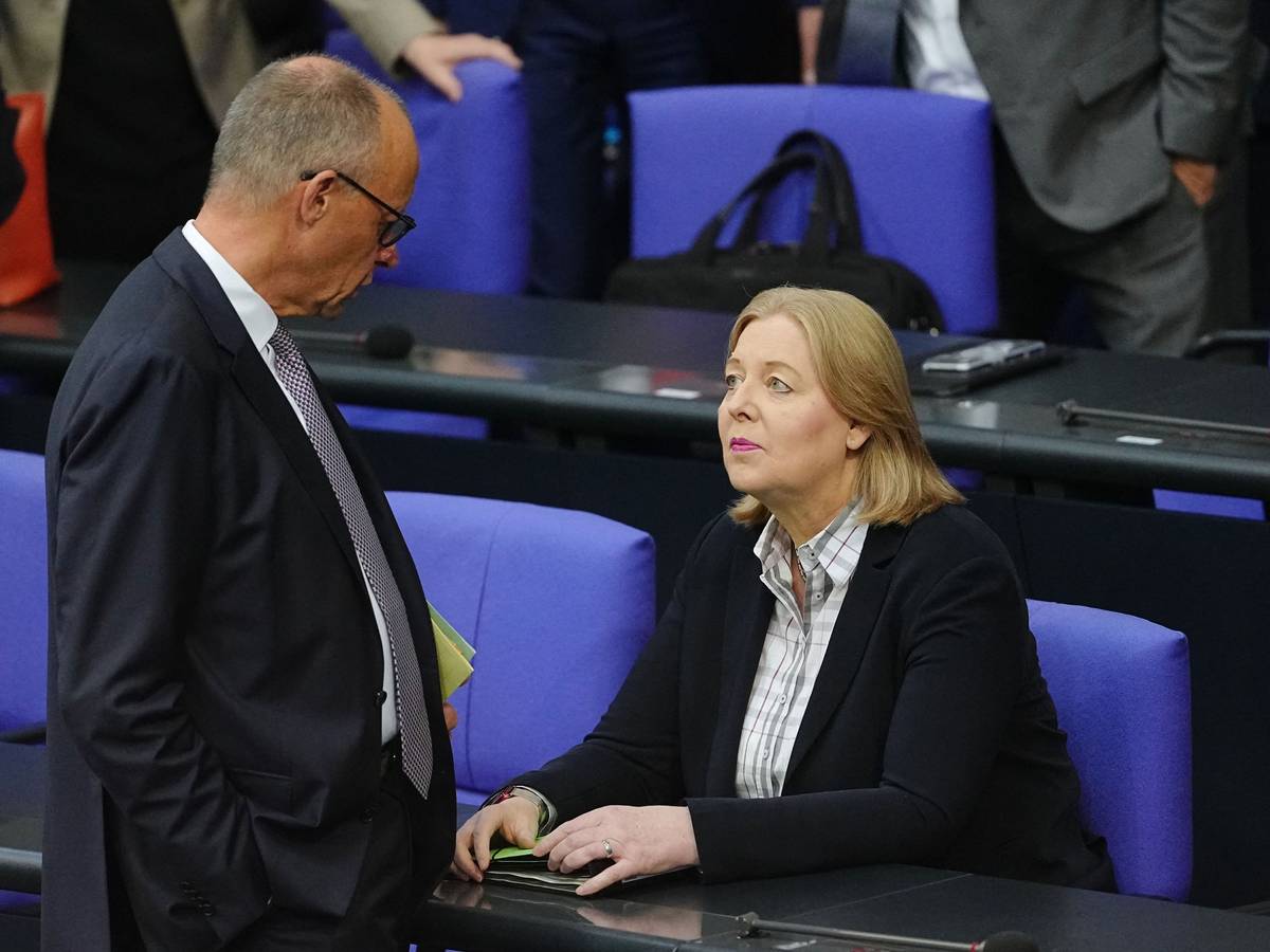 Bundeskanzler Friedrich Merz (CDU, l.) und Bärbel Bas (SPD), Bundesministerin für Arbeit und Soziales.