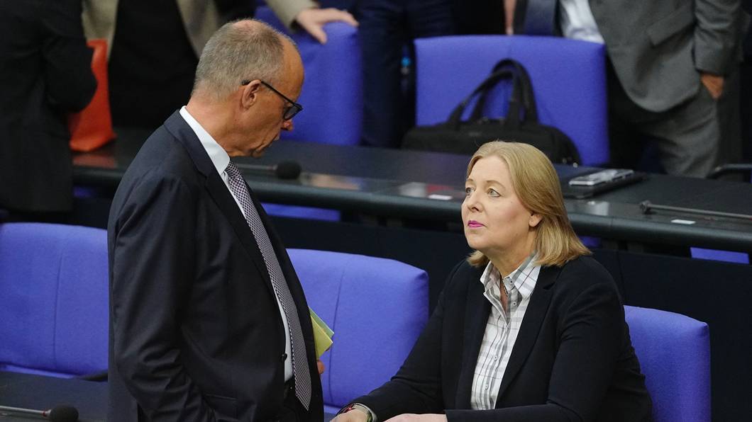 Bundeskanzler Friedrich Merz (CDU, l.) und Bärbel Bas (SPD), Bundesministerin für Arbeit und Soziales.