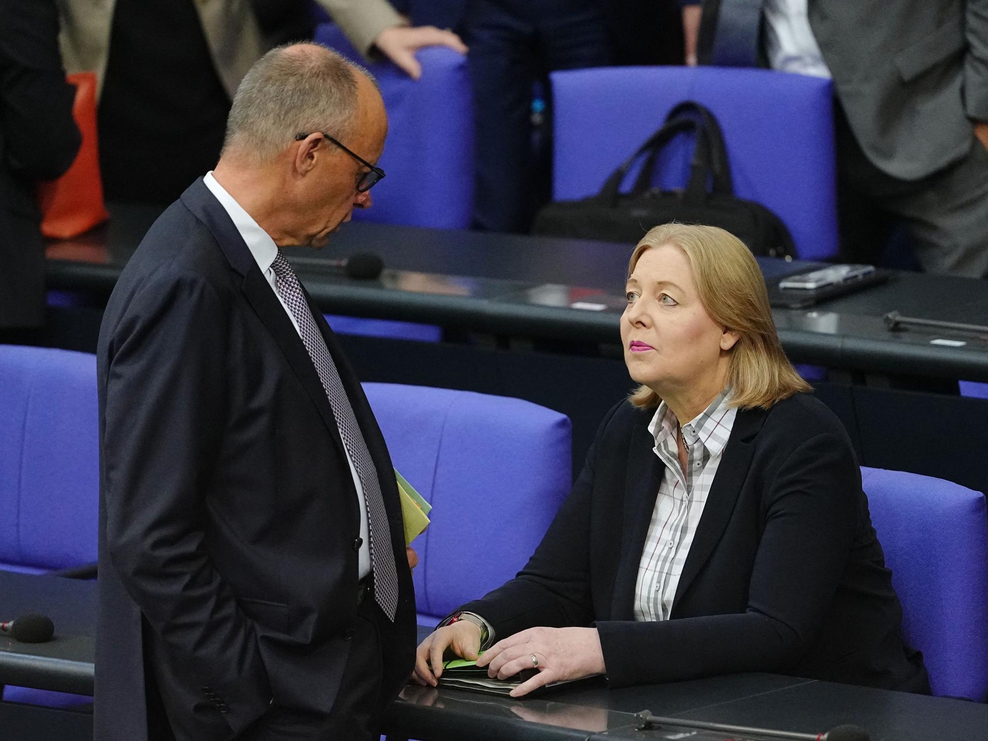 Bundeskanzler Friedrich Merz (CDU, l.) und Bärbel Bas (SPD), Bundesministerin für Arbeit und Soziales.
