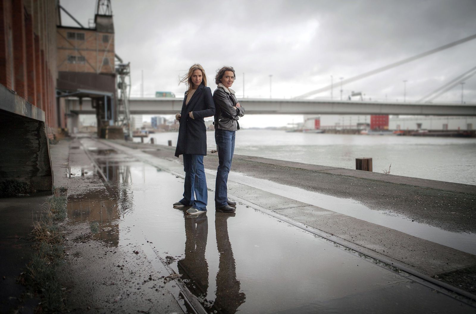 Aus der Zusammenarbeit der beiden Schauspielerinnen Lisa Bitter (links) und Ulrike Folkerts ist längst Freundschaft geworden. „Wir lassen gute Drehtage  gern gemeinsam ausklingen“, sagt Bitter. (Bild: SWR/Sabine Hackenberg)