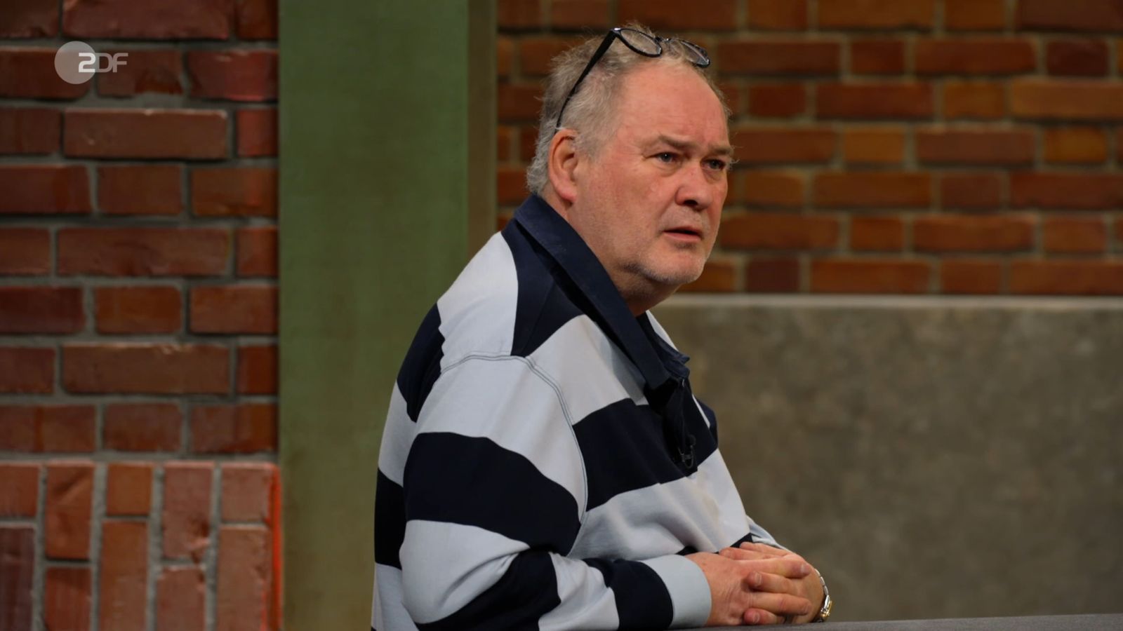 „Jetzt müsste man wissen, ob es noch welche gibt von dem Club“, dachte Walter Lehnertz laut.  (Bild: ZDF)