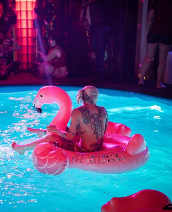 Vom Pool bis zur Tanzfläche: Die Doku „One Night at KitKat“ liefert erstmals explizite Einblicke in den legendären Club in Berlin. (Bild: ARD / MDR / Starkl Film / Diba Darbari)