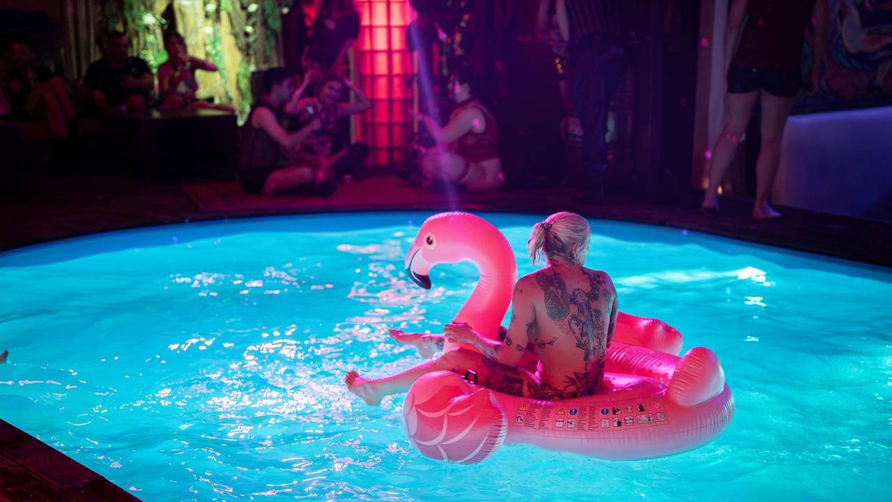 Vom Pool bis zur Tanzfläche: Die Doku „One Night at KitKat“ liefert erstmals explizite Einblicke in den legendären Club in Berlin. (Bild: ARD / MDR / Starkl Film / Diba Darbari)