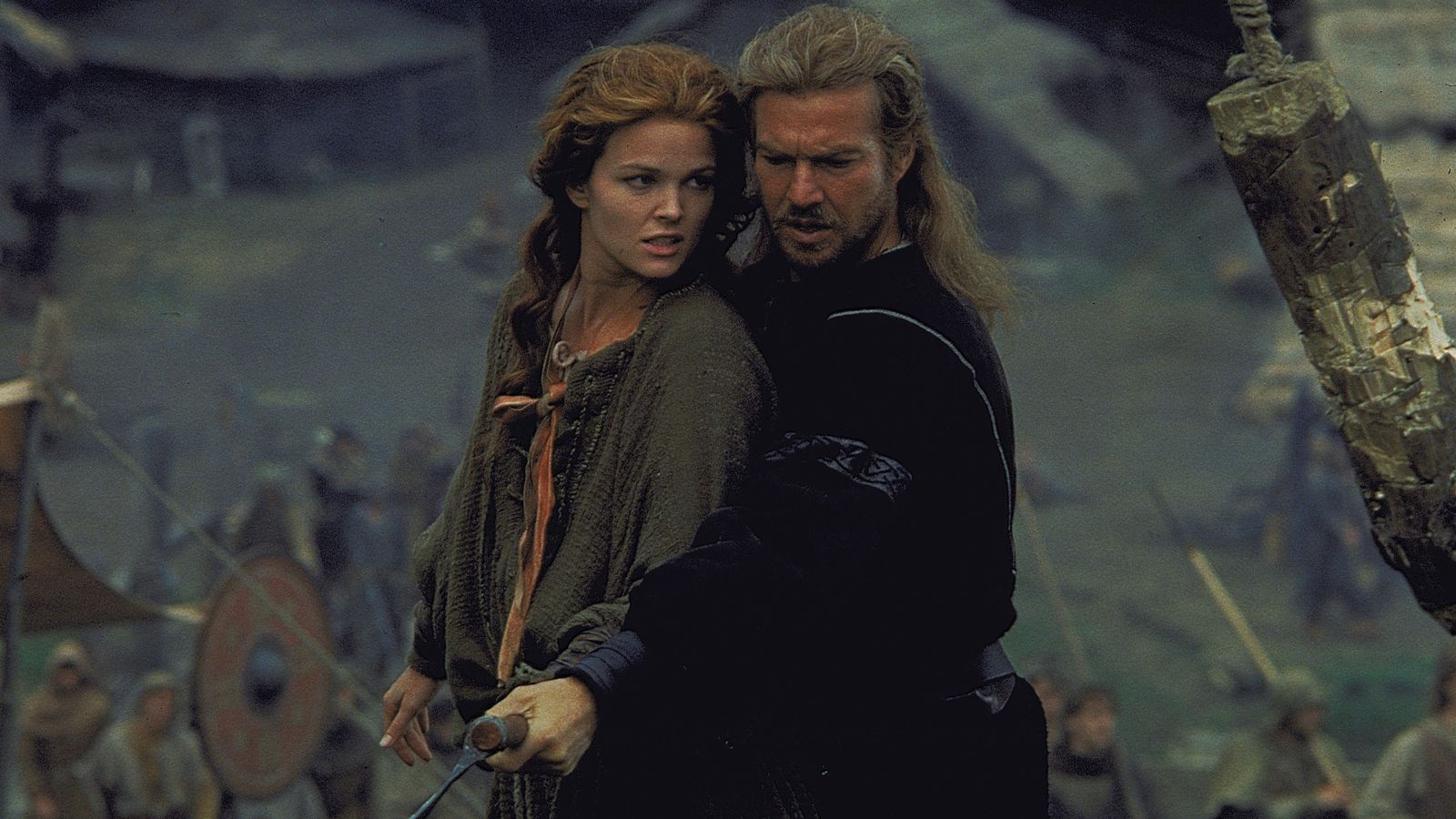 Ritter und Drachentöter Bowen (Dennis Quaid) verliebt sich in Kara (Dina Meyer).  (Bild: RTL / 1996 Universal City Studios, Inc.)