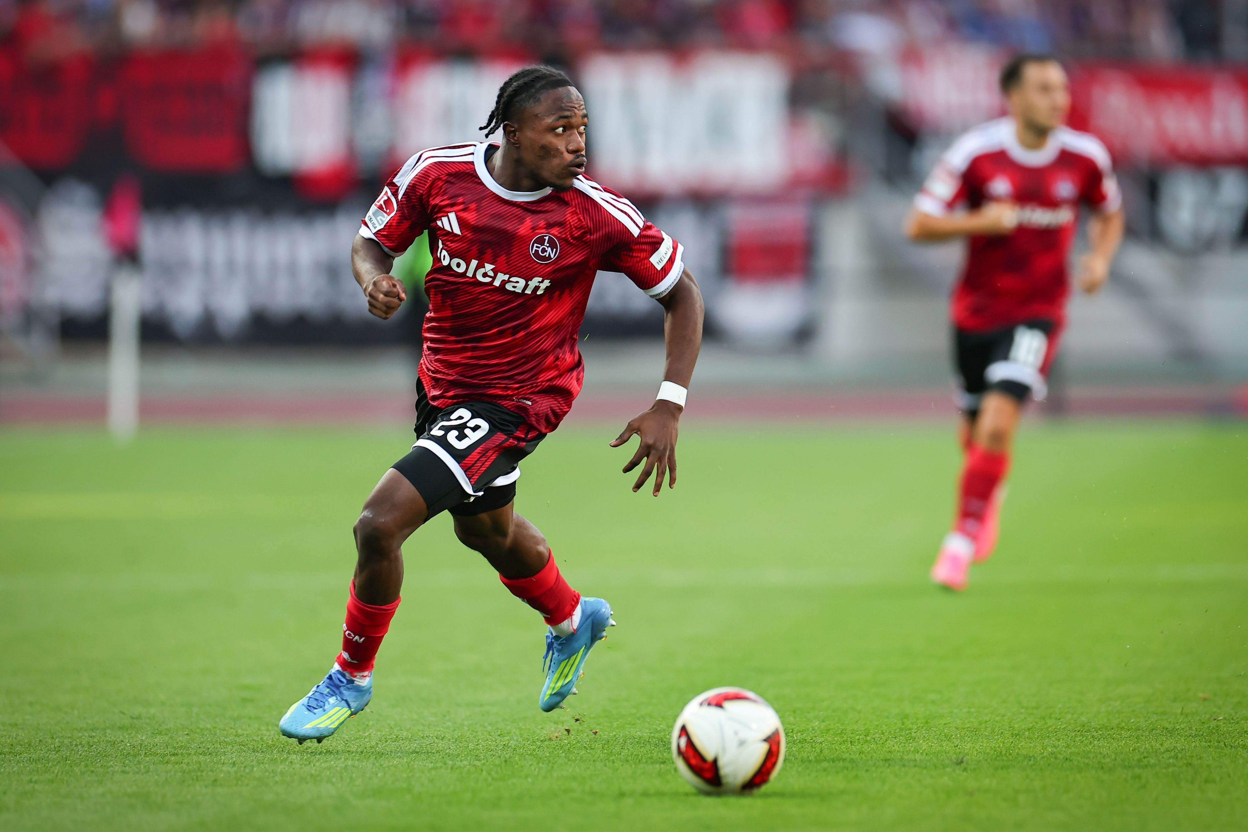 Mohamed Ali Zoma für den 1. FC Nürnberg am Ball
