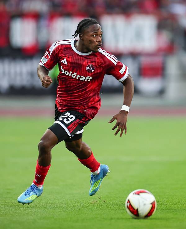 Mohamed Ali Zoma für den 1. FC Nürnberg am Ball