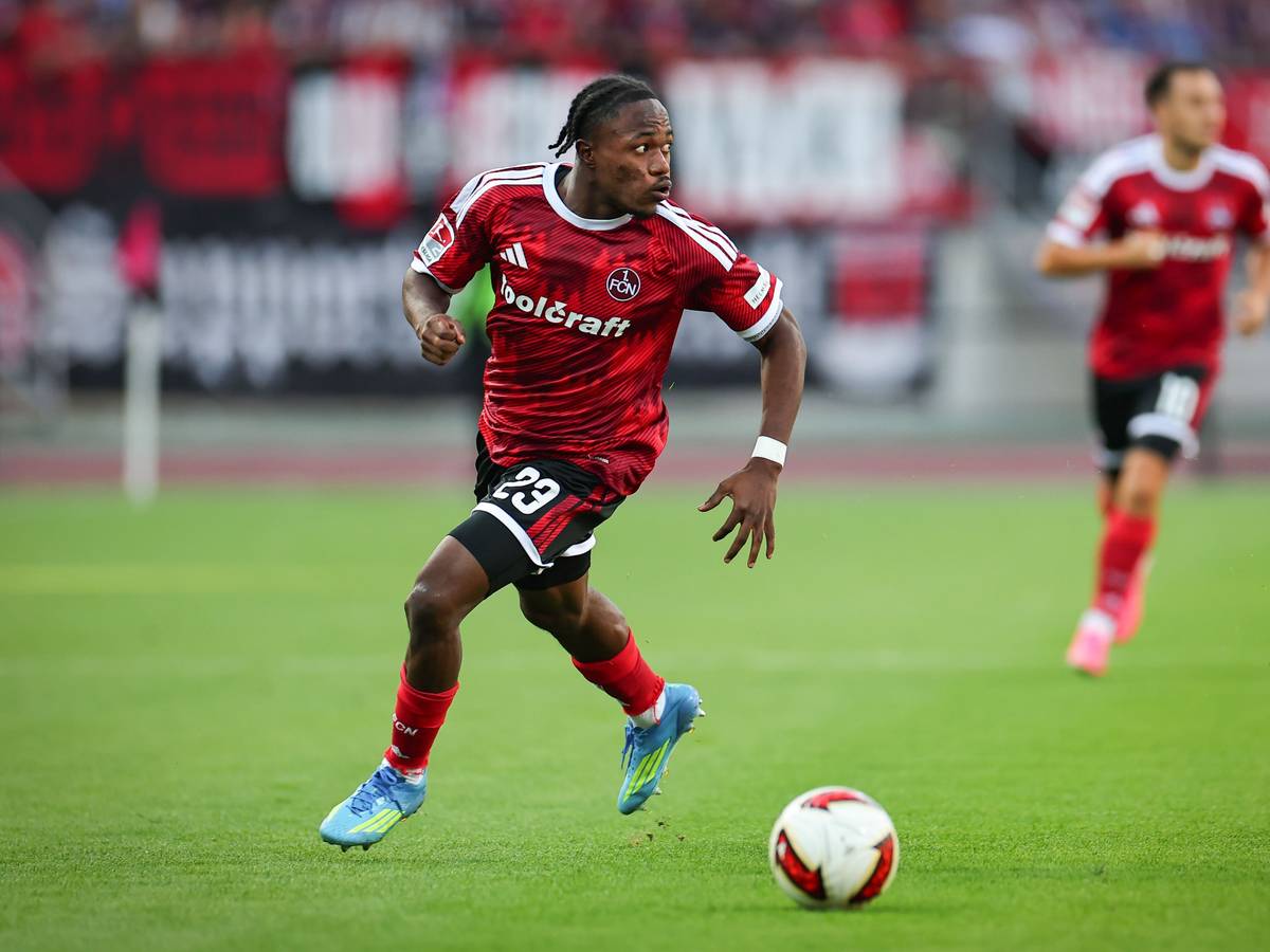 Mohamed Ali Zoma für den 1. FC Nürnberg am Ball