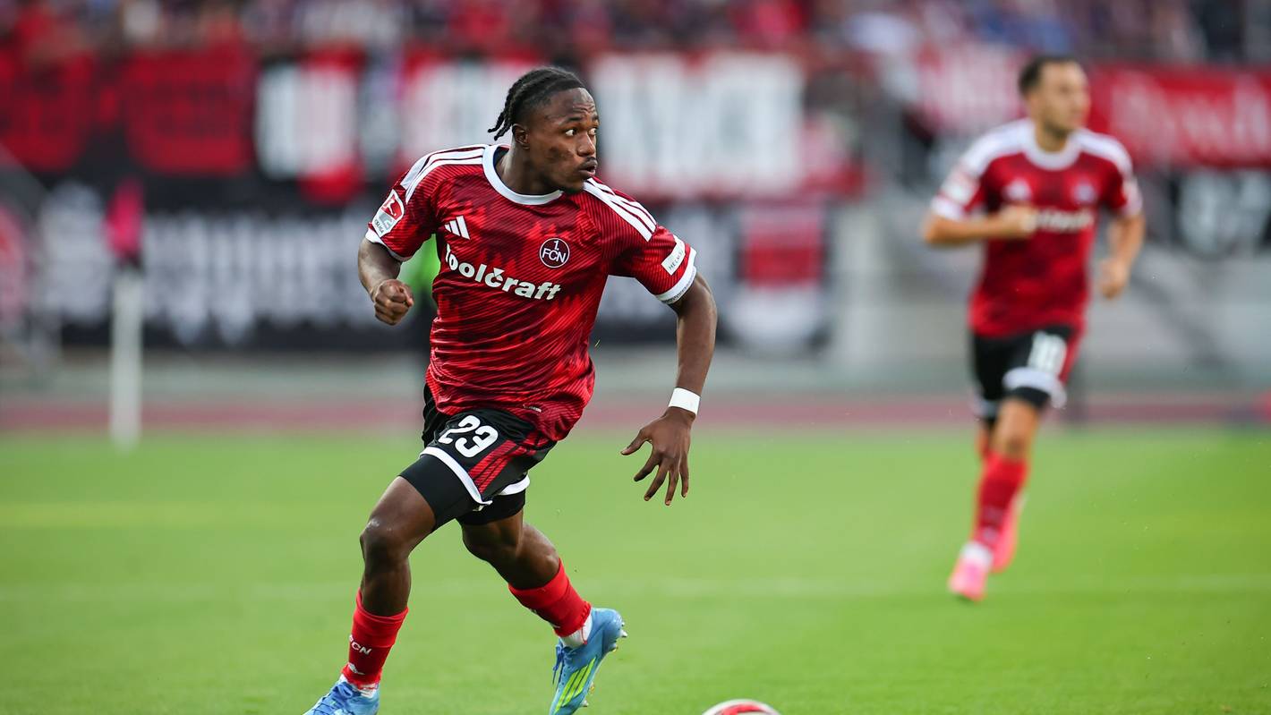 Mohamed Ali Zoma für den 1. FC Nürnberg am Ball