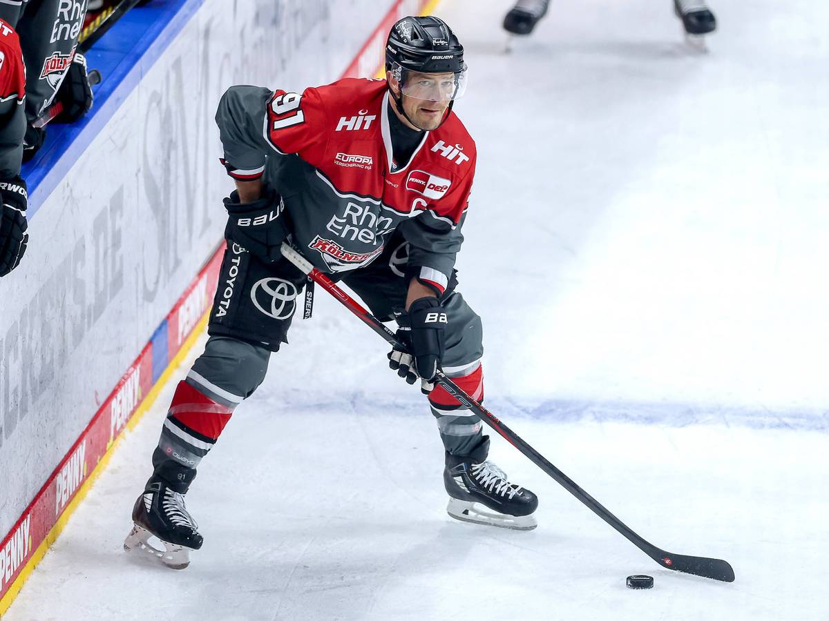 Moritz Müller führt den Puck.