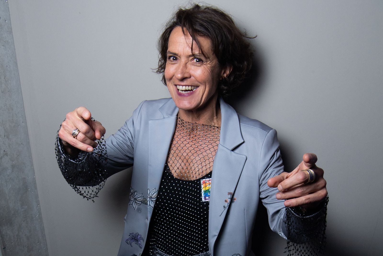 Ulrike Folkerts ist Deutschlands dienstälteste und bekannteste TV-Kommissarin, seit 1989 verkörpert sie die taffe Kommissarin Lena Odenthal. „Ich bin glücklich, dass ich in dieser Rolle älter werden darf“, sagt die 65-jährige Schauspielerin im Interview. (Bild: 2025 Getty Images/Matthias Nareyek)