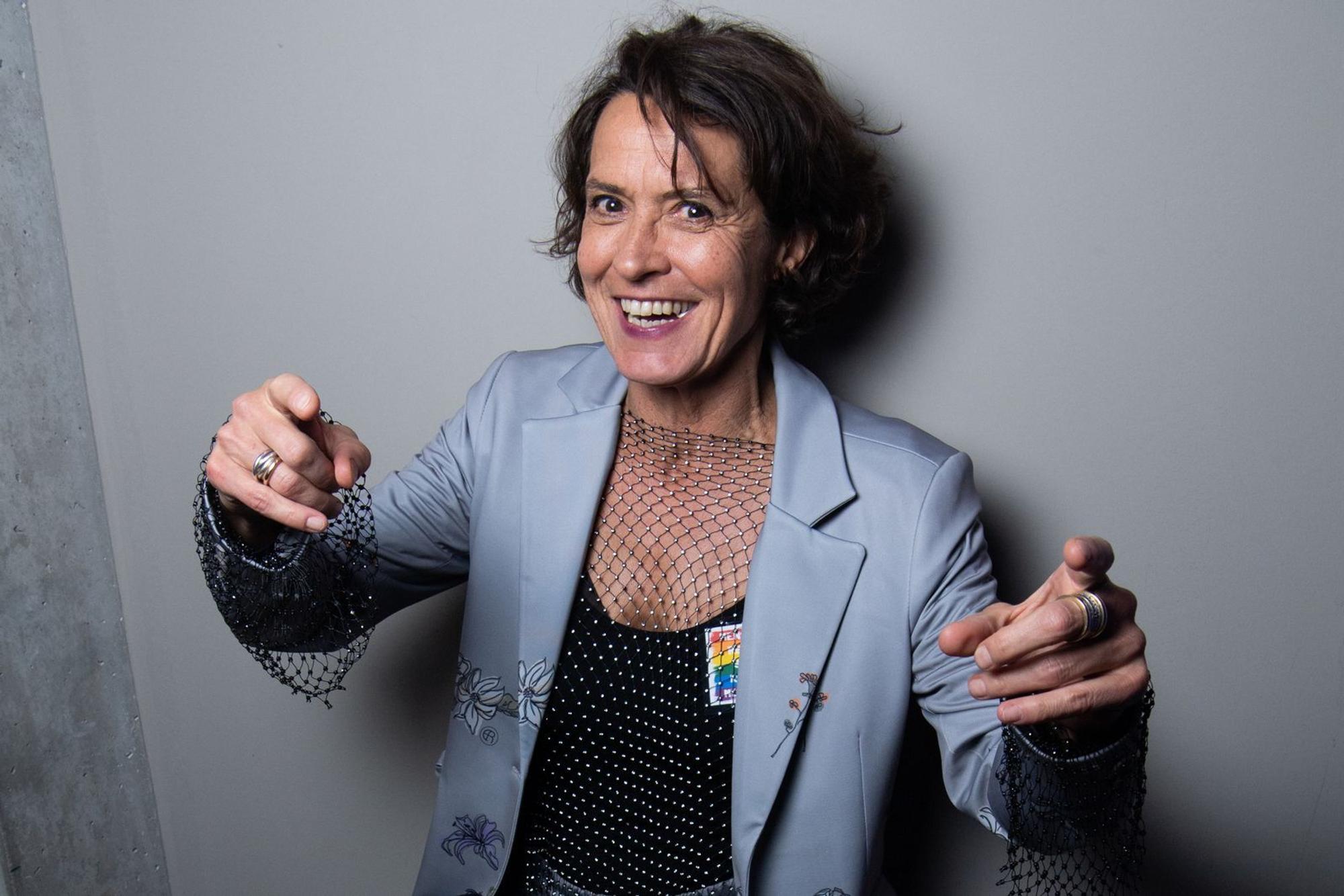 Ulrike Folkerts ist Deutschlands dienstälteste und bekannteste TV-Kommissarin, seit 1989 verkörpert sie die taffe Kommissarin Lena Odenthal. „Ich bin glücklich, dass ich in dieser Rolle älter werden darf“, sagt die 65-jährige Schauspielerin im Interview. (Bild: 2025 Getty Images/Matthias Nareyek)