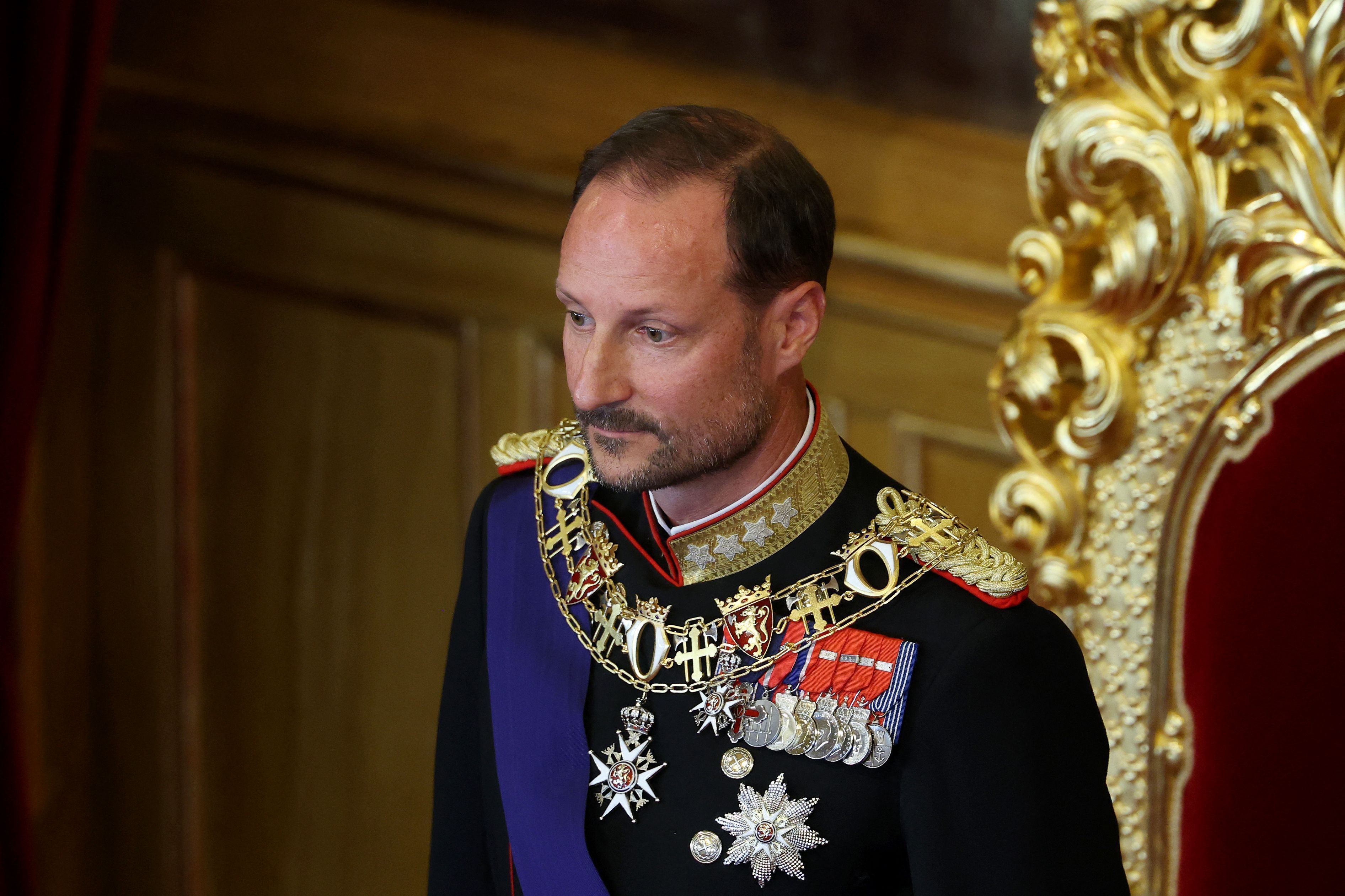 Haakon VIII. schaut zur Seite.