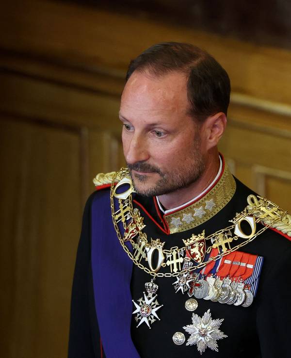 Haakon VIII. schaut zur Seite.