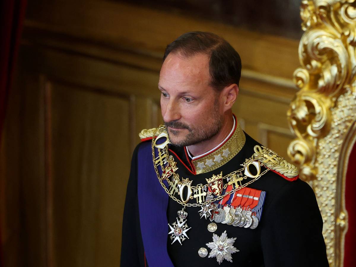 Haakon VIII. schaut zur Seite.