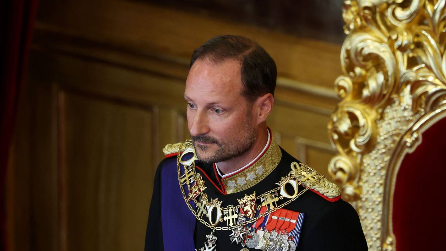 Haakon VIII. schaut zur Seite.