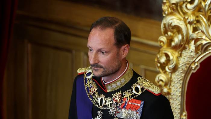 Haakon VIII. schaut zur Seite.