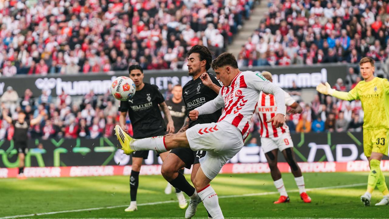 Kölns Cenny Neumann hatte im Derby gegen Borussia Mönchengladbach am 21. März 2026 vorwiegend mit Jens Castrop Probleme.