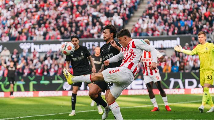 Kölns Cenny Neumann hatte im Derby gegen Borussia Mönchengladbach am 21. März 2026 vorwiegend mit Jens Castrop Probleme.