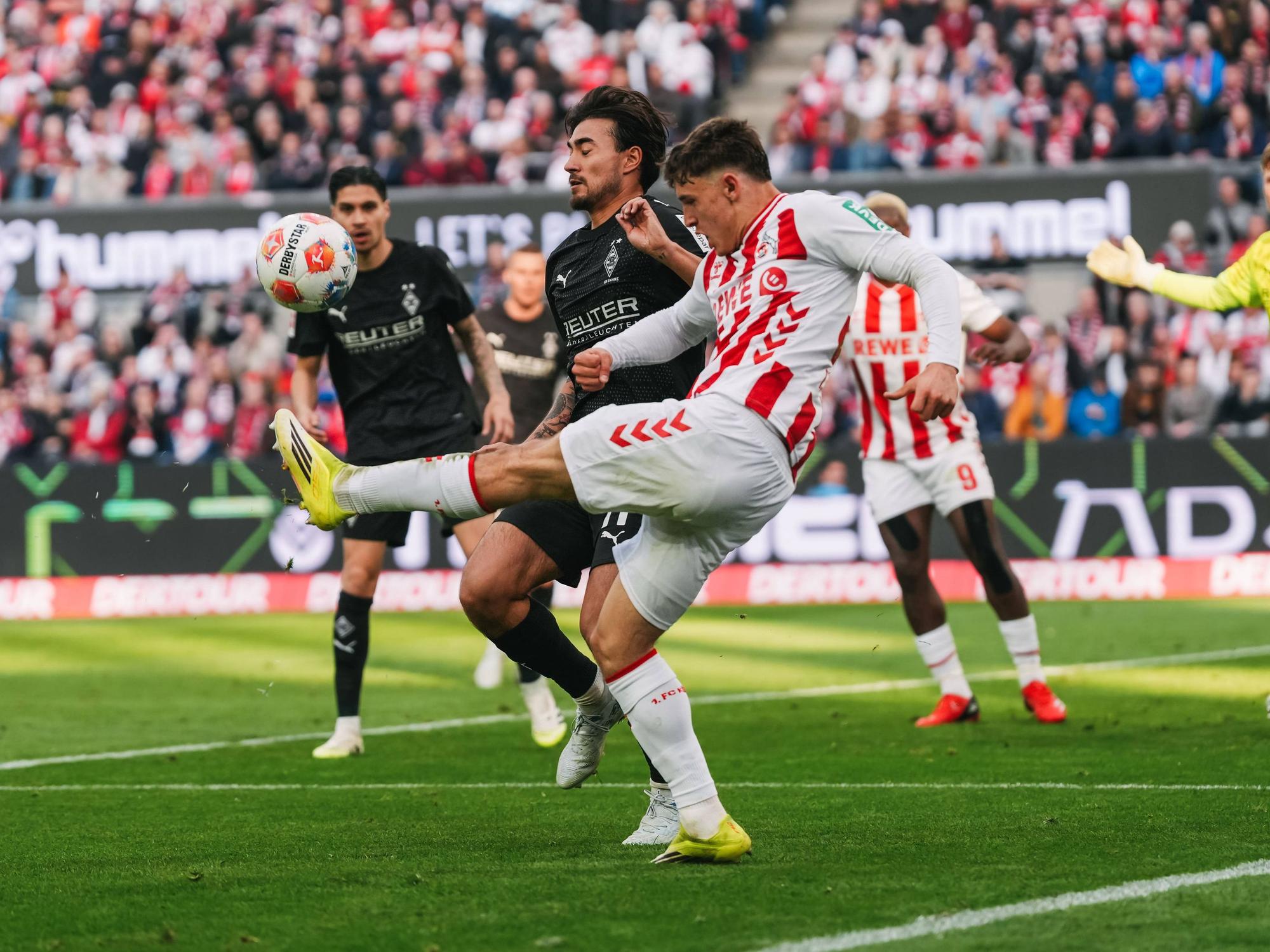 Kölns Cenny Neumann hatte im Derby gegen Borussia Mönchengladbach am 21. März 2026 vorwiegend mit Jens Castrop Probleme.