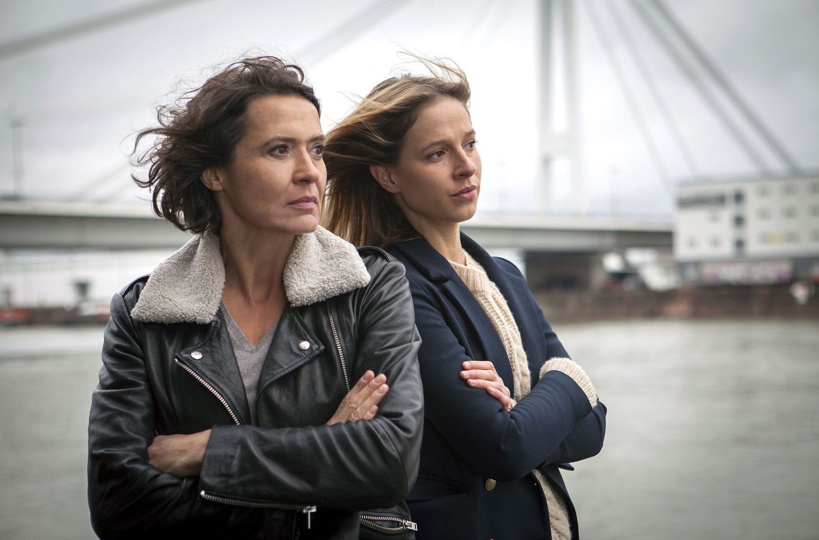 Seit 2014 ermitteln Ulrike Folkerts (links) und Lisa Bitter Seite an Seite im Ludwigshafener „Tatort“. Nun gibt es was zu feiern: Die Episode „Explosive Mischung“ am Sonntag, 4. Oktober, ist ihr 25. gemeinsamer Fall. (Bild: SWR/Sabine Hackenberg)