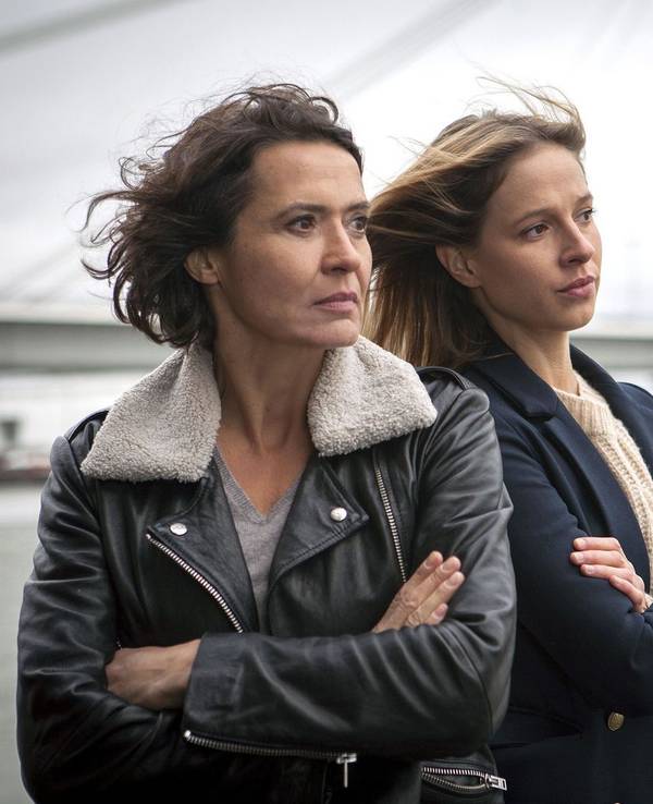 Seit 2014 ermitteln Ulrike Folkerts (links) und Lisa Bitter Seite an Seite im Ludwigshafener „Tatort“. Nun gibt es was zu feiern: Die Episode „Explosive Mischung“ am Sonntag, 4. Oktober, ist ihr 25. gemeinsamer Fall. (Bild: SWR/Sabine Hackenberg)