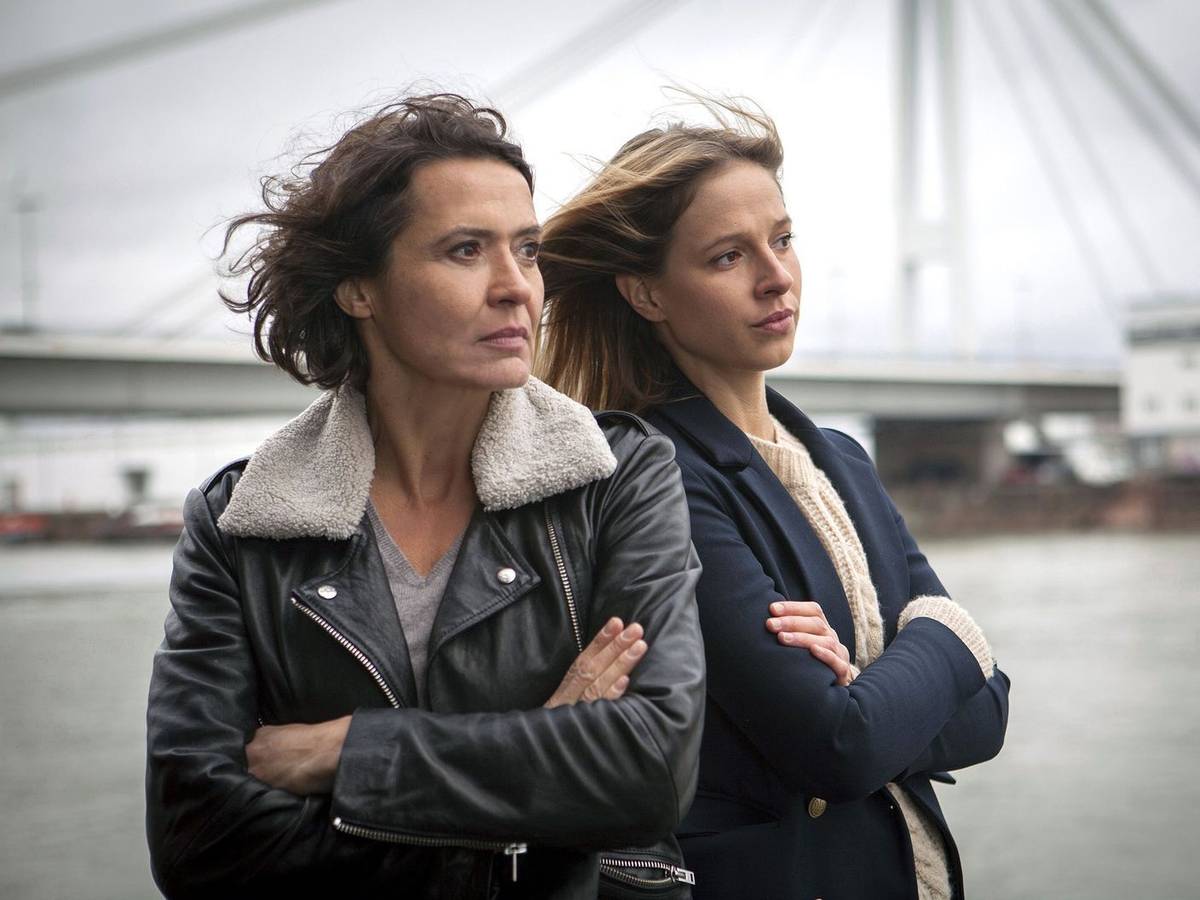 Seit 2014 ermitteln Ulrike Folkerts (links) und Lisa Bitter Seite an Seite im Ludwigshafener „Tatort“. Nun gibt es was zu feiern: Die Episode „Explosive Mischung“ am Sonntag, 4. Oktober, ist ihr 25. gemeinsamer Fall. (Bild: SWR/Sabine Hackenberg)