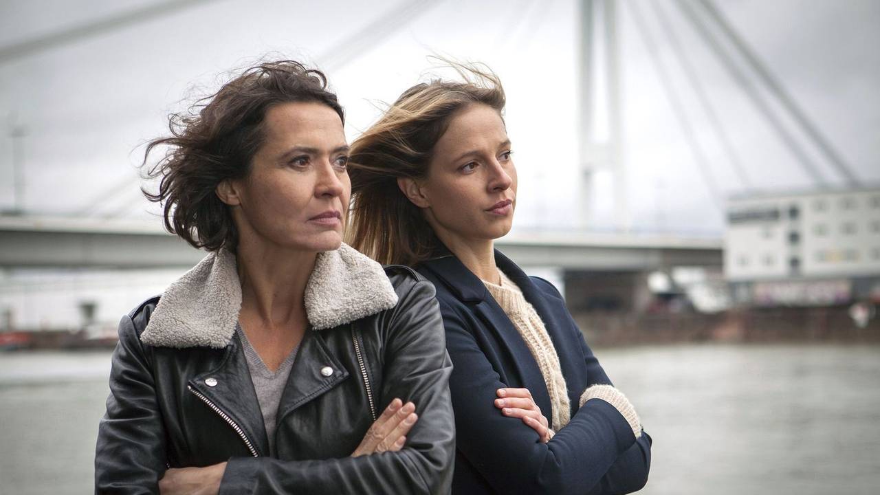 Seit 2014 ermitteln Ulrike Folkerts (links) und Lisa Bitter Seite an Seite im Ludwigshafener „Tatort“. Nun gibt es was zu feiern: Die Episode „Explosive Mischung“ am Sonntag, 4. Oktober, ist ihr 25. gemeinsamer Fall. (Bild: SWR/Sabine Hackenberg)