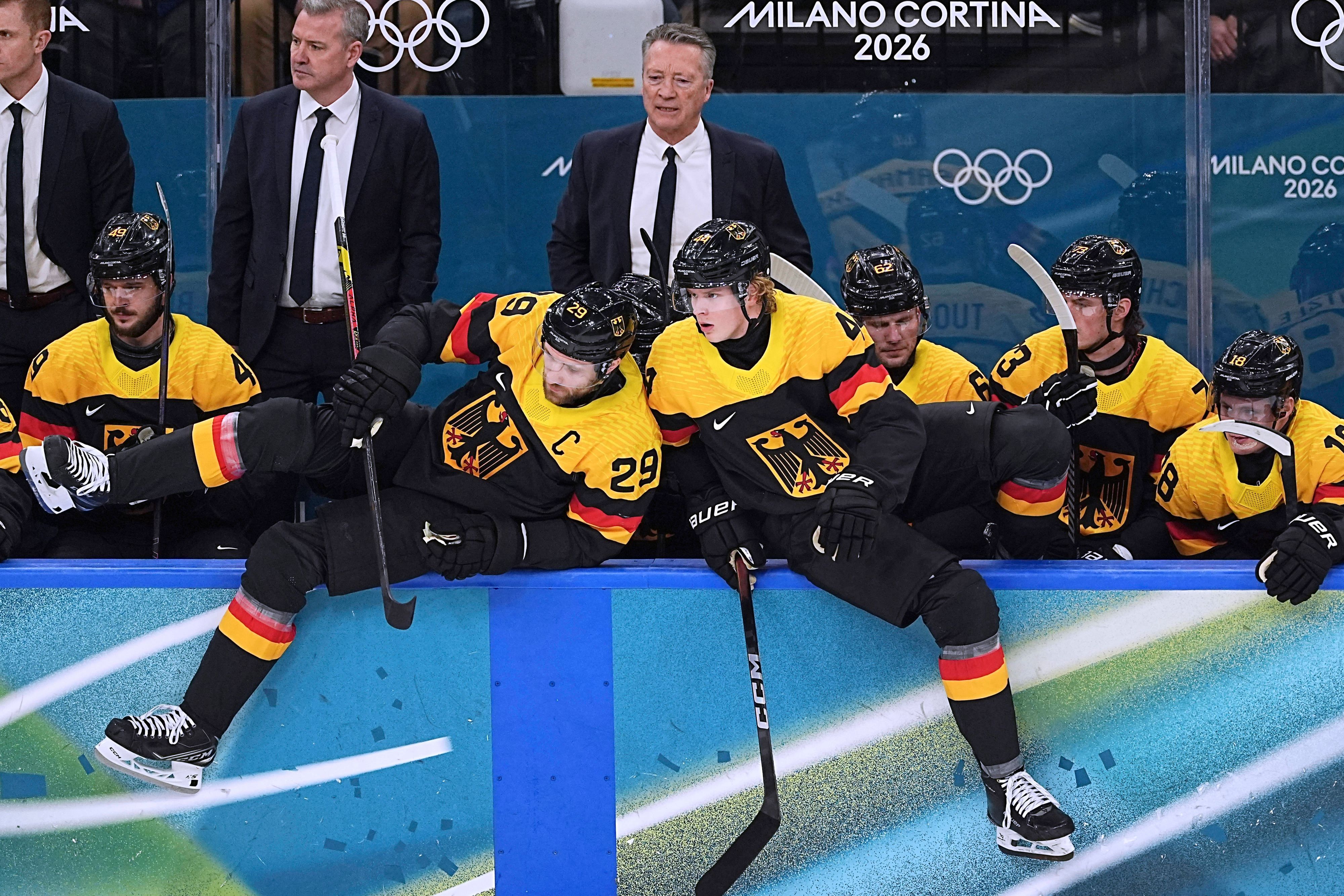 Leon Draisaitl und Joshua Samanski steigen über die Bande.
