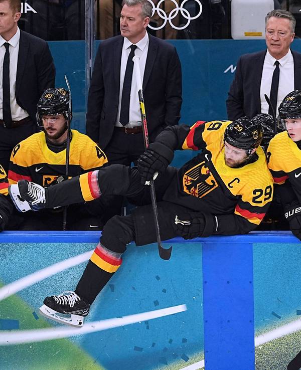 Leon Draisaitl und Joshua Samanski steigen über die Bande.