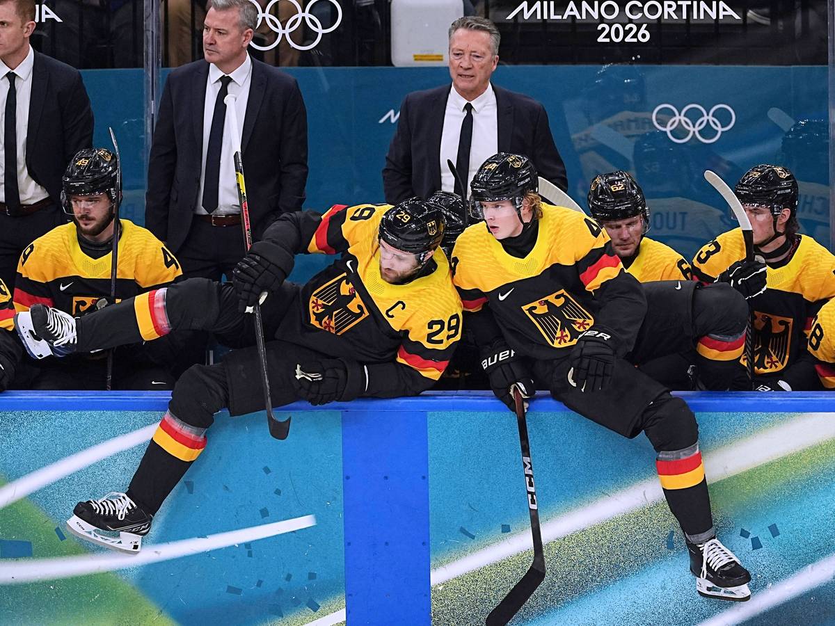 Leon Draisaitl und Joshua Samanski steigen über die Bande.