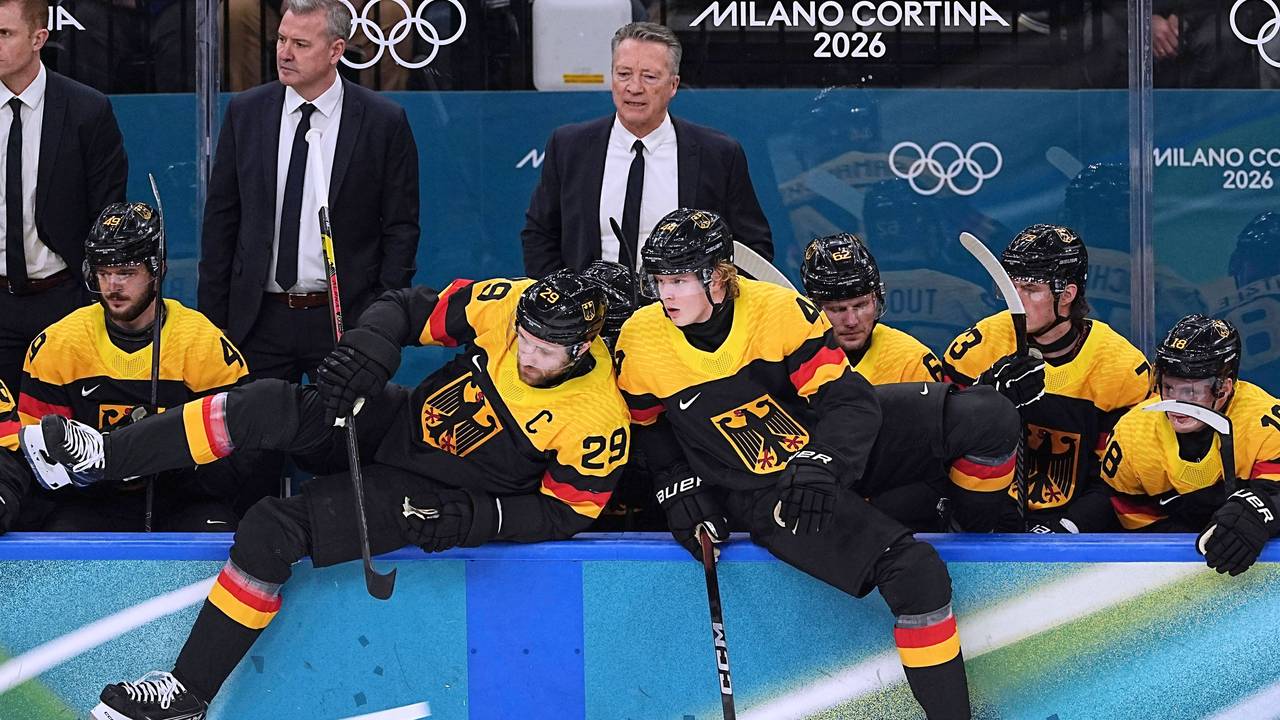 Leon Draisaitl und Joshua Samanski steigen über die Bande.