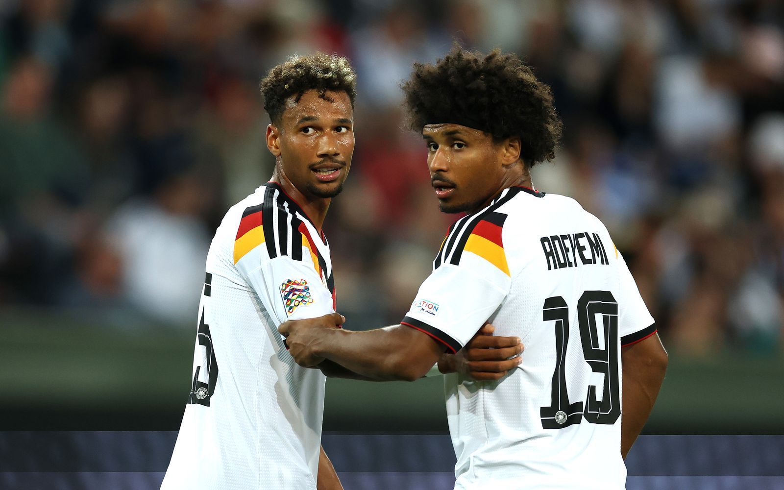 Schwarze Nationalspieler, hier Bambasé Conté und Karim Adeyemi, sind nach Angaben der „Sportschau“-Redaktion immer öfter Zielscheibe rassistischer Entgleisungen in den sozialen Medien.