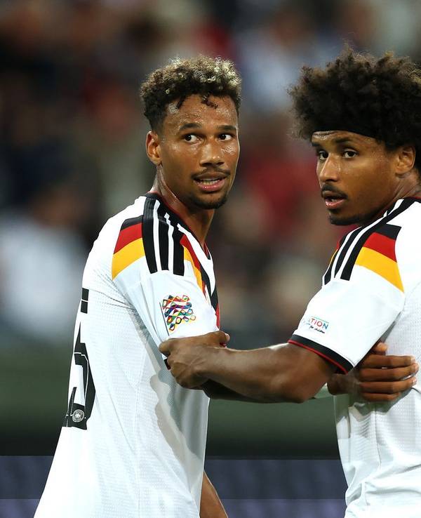 Schwarze Nationalspieler, hier Bambasé Conté und Karim Adeyemi, sind nach Angaben der „Sportschau“-Redaktion immer öfter Zielscheibe rassistischer Entgleisungen in den sozialen Medien.