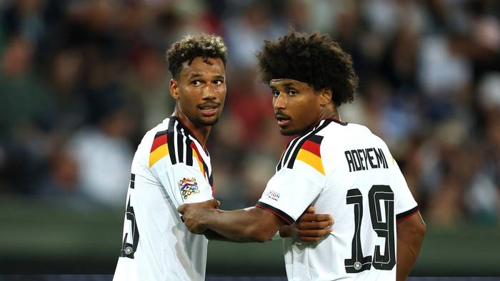 Schwarze Nationalspieler, hier Bambasé Conté und Karim Adeyemi, sind nach Angaben der „Sportschau“-Redaktion immer öfter Zielscheibe rassistischer Entgleisungen in den sozialen Medien.