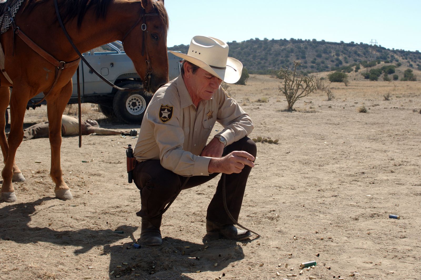 Sheriff Bell (Tommy Lee Jones) am Schauplatz des Verbrechens.  (Bild: ZDF/Richard Foreman, Jr.)