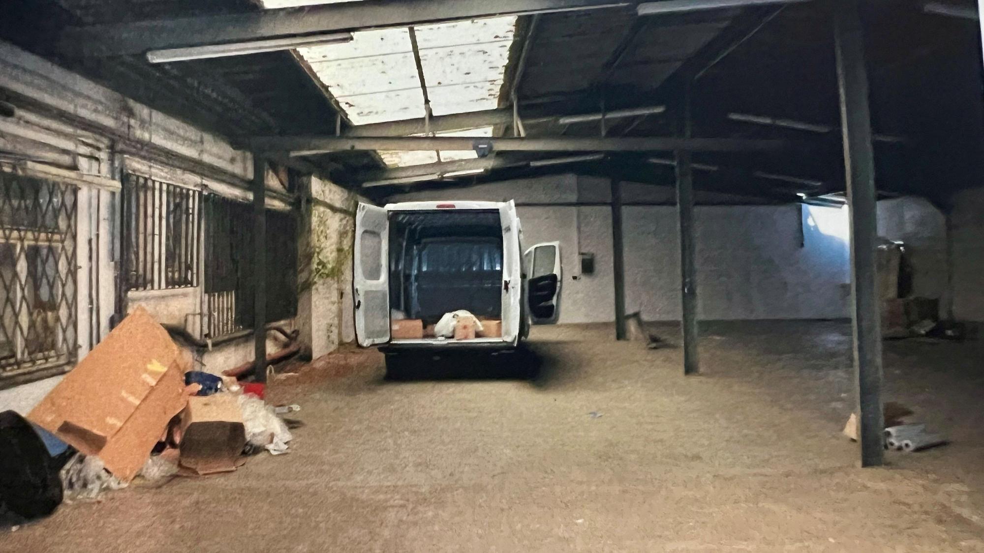 In dieser Lagerhalle in Hürth wurden die Männer gefesselt und misshandelt
