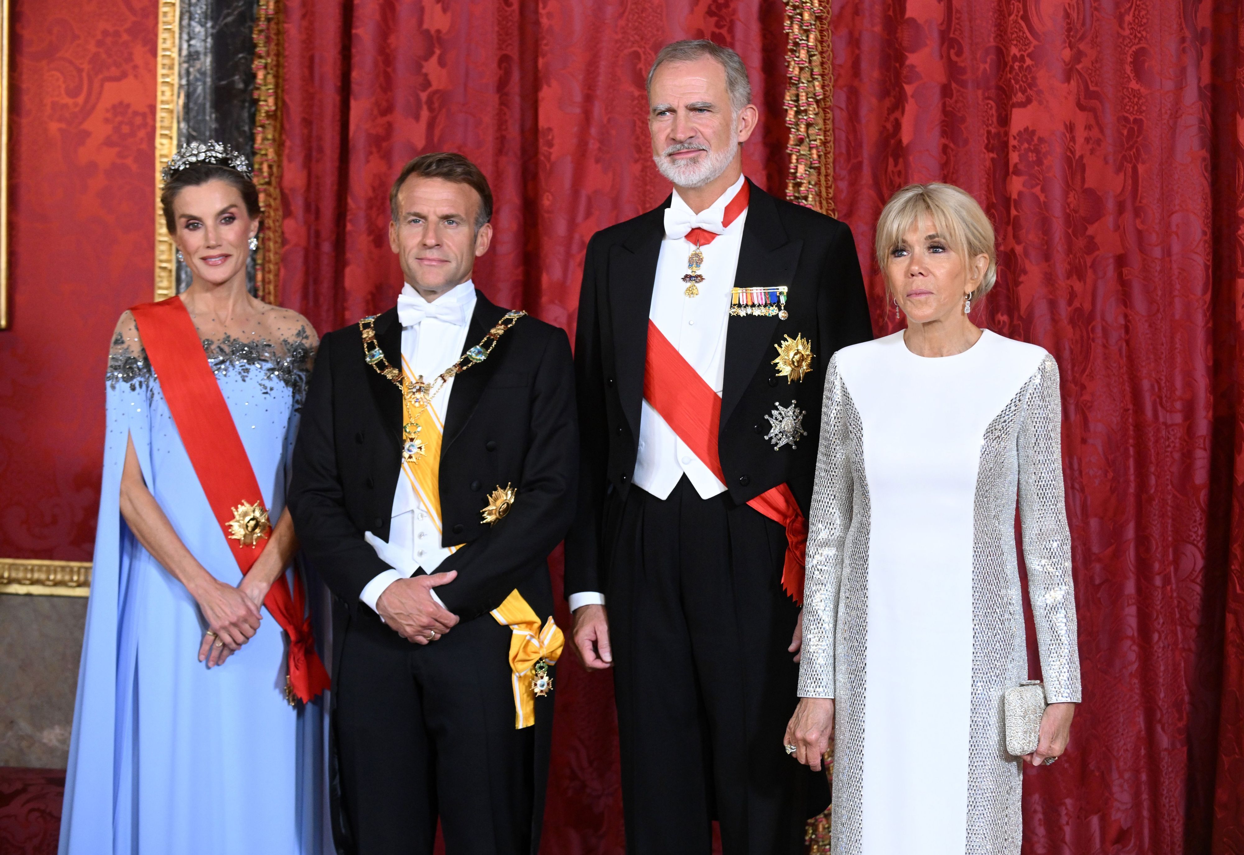 Königin Letizia und König Felipe VI. (links) empfangen den französischen Staatspräsidenten Emmanuel Macron und seine Ehefrau Brigitte zum Staatsbankett im königlichen Palast in Madrid.