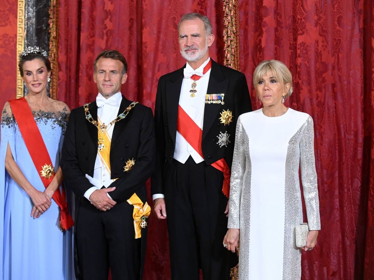 Königin Letizia und König Felipe VI. (links) empfangen den französischen Staatspräsidenten Emmanuel Macron und seine Ehefrau Brigitte zum Staatsbankett im königlichen Palast in Madrid.