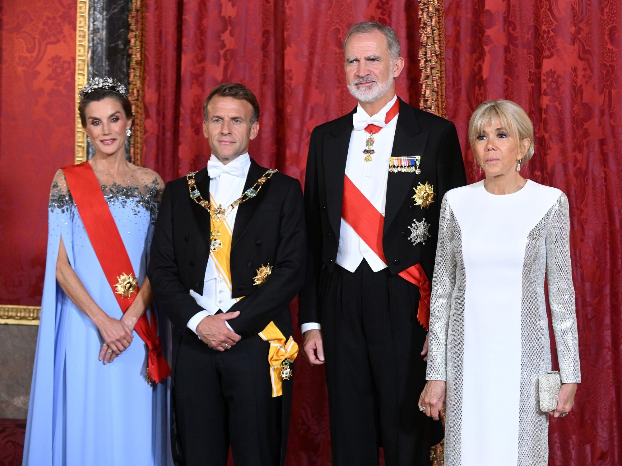 Königin Letizia und König Felipe VI. (links) empfangen den französischen Staatspräsidenten Emmanuel Macron und seine Ehefrau Brigitte zum Staatsbankett im königlichen Palast in Madrid.