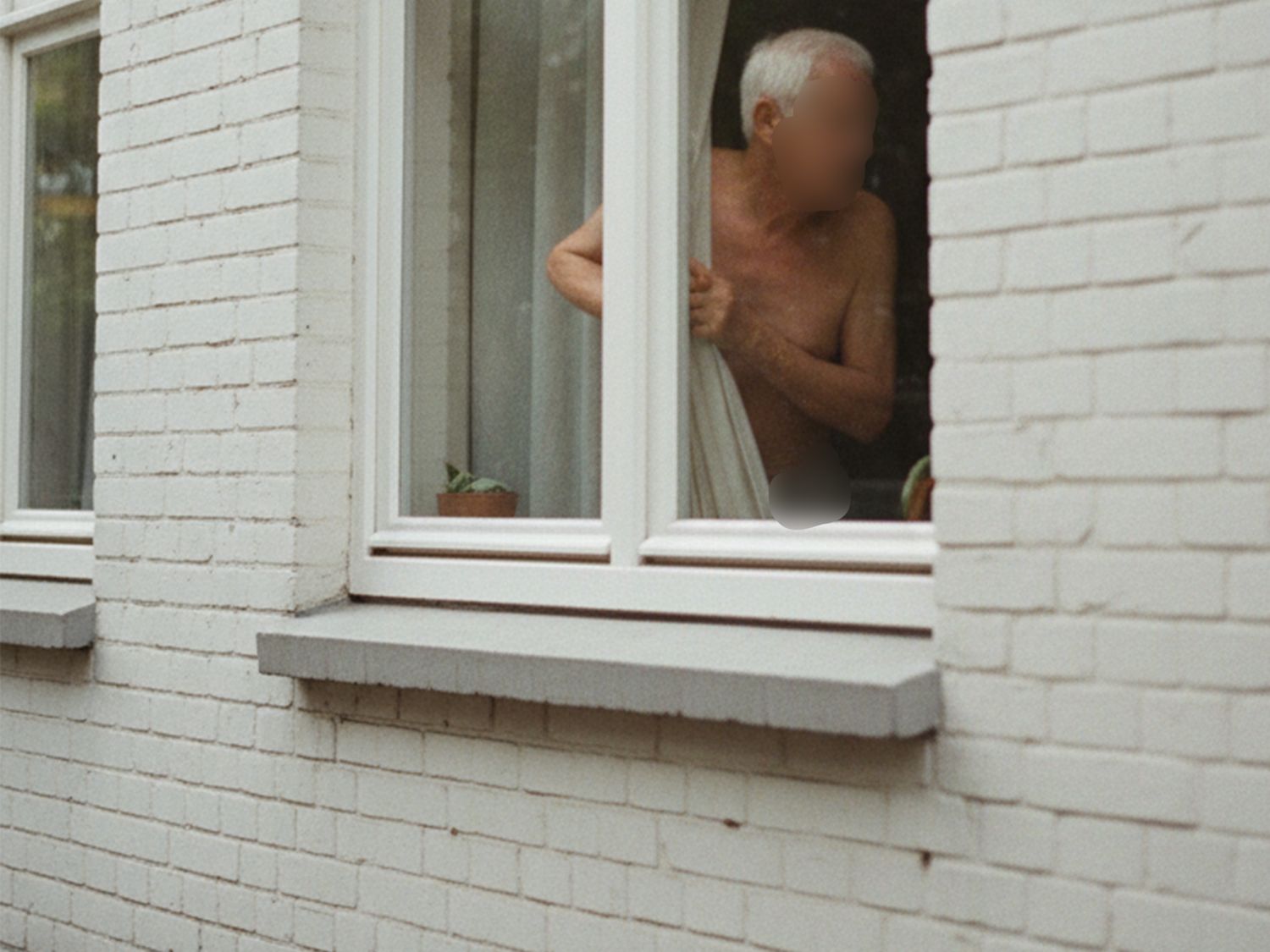 Das maschinell erzeugte Symbolbild zeigt einen älteren Herren, der durch ein Fenster schaut. Elf Jahre lang wurde eine Witwe in England von ihrem Nachbarn belästigt.