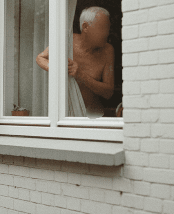 Das maschinell erzeugte Symbolbild zeigt einen älteren Herren, der durch ein Fenster schaut. Elf Jahre lang wurde eine Witwe in England von ihrem Nachbarn belästigt.