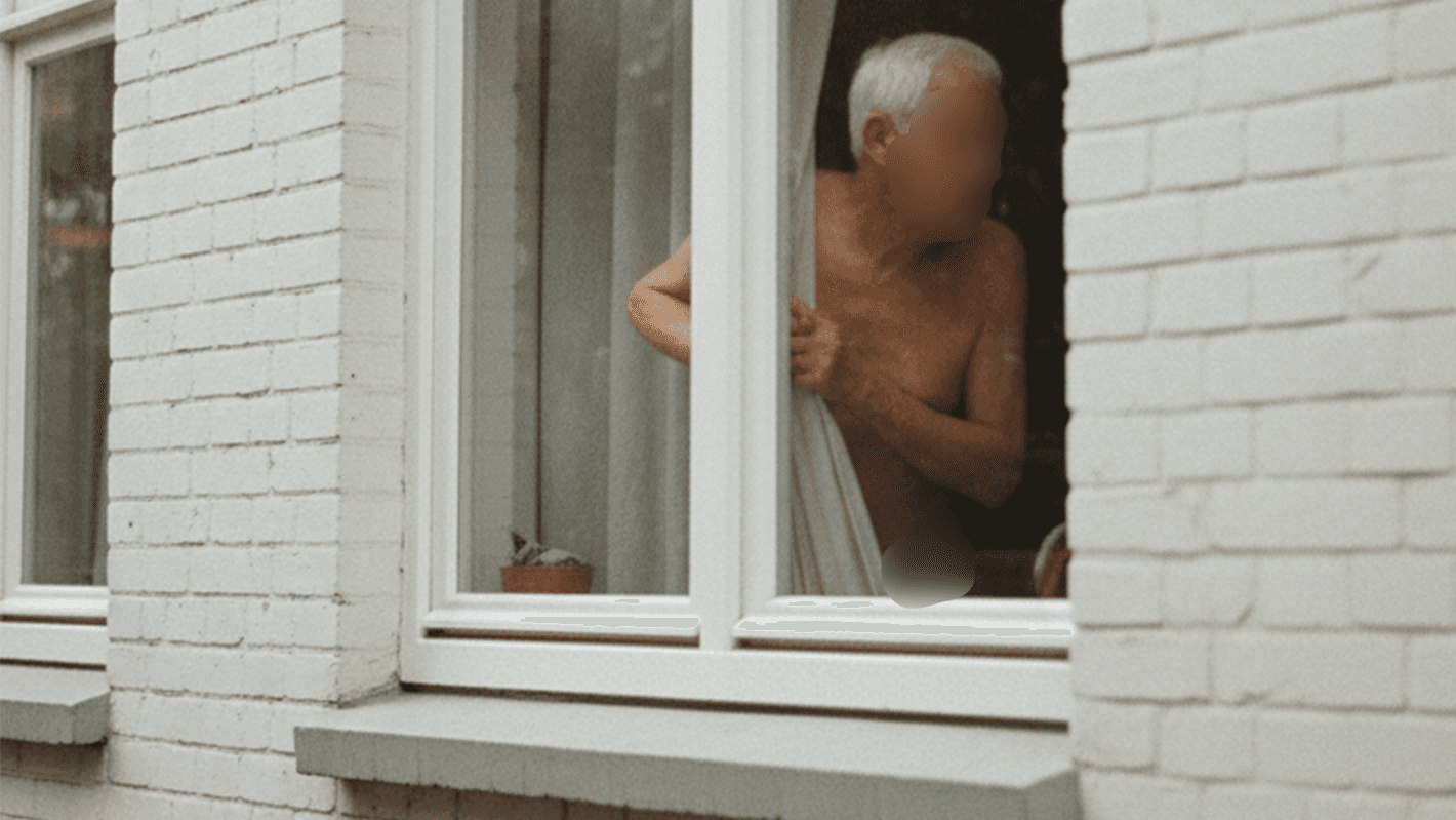 Das maschinell erzeugte Symbolbild zeigt einen älteren Herren, der durch ein Fenster schaut. Elf Jahre lang wurde eine Witwe in England von ihrem Nachbarn belästigt.