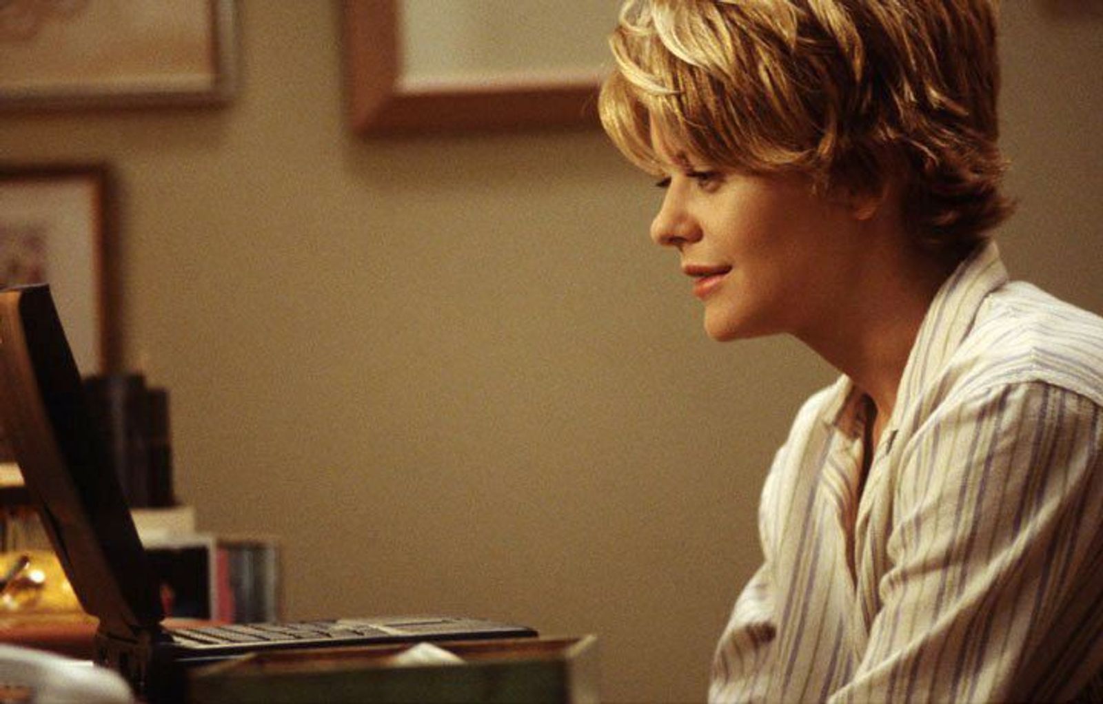 Auch Kathleen Kelly (Meg Ryan) wartet sehnsüchtig auf neue Mails in ihrem Postfach. (Bild: RTL/Warner Bros. Ent.)