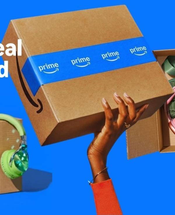 Prime Deal Days Ankündigung 6. und 7. Oktober 2026 mit Design von Amazon. Paketen und Produkten auf blauem Hintergrund.