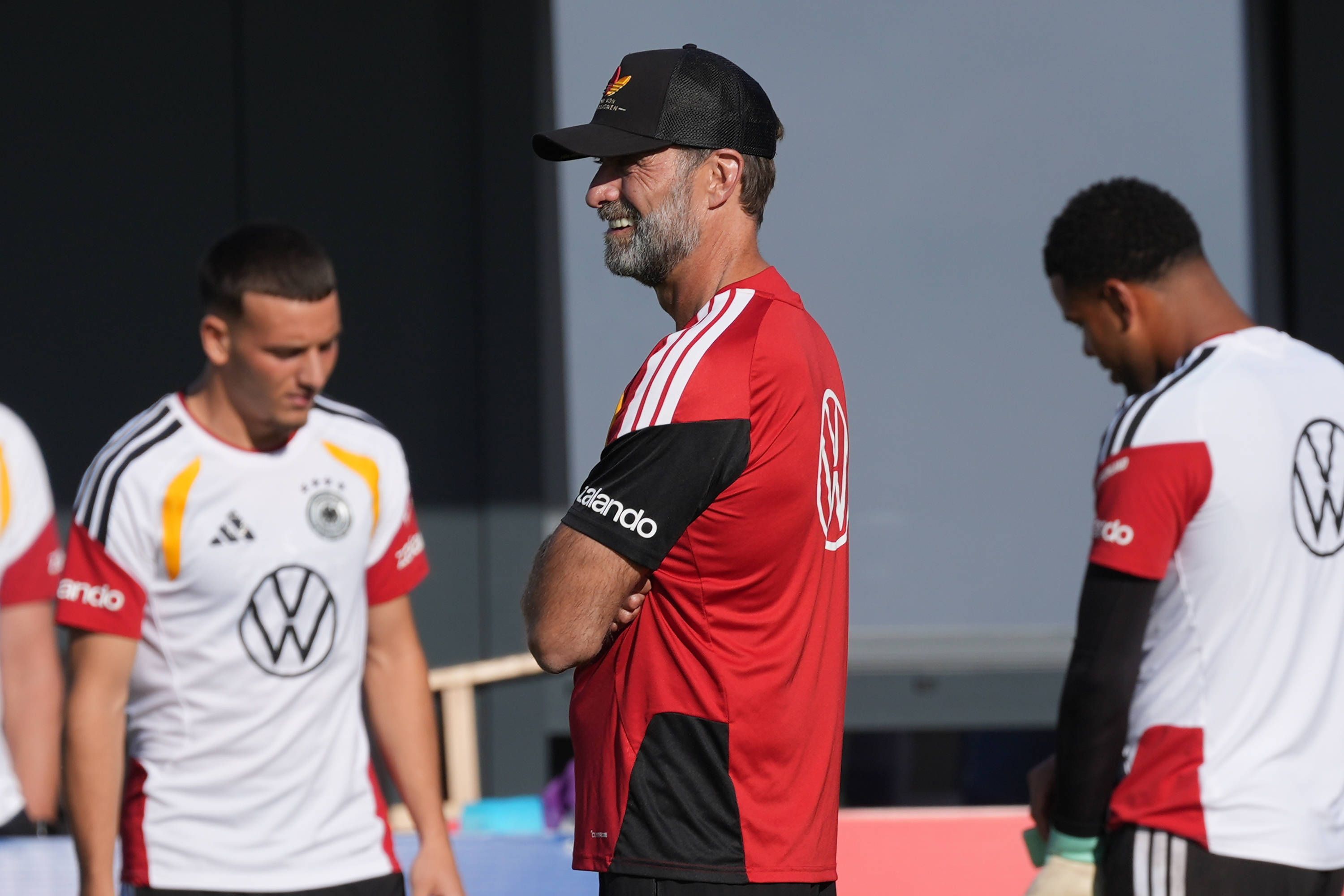 Bundestrainer Jürgen Klopp beim Abschlusstraining vor dem Länderspiel gegen Serbien. Im Hintergrund: FC-Star Said El Mala.