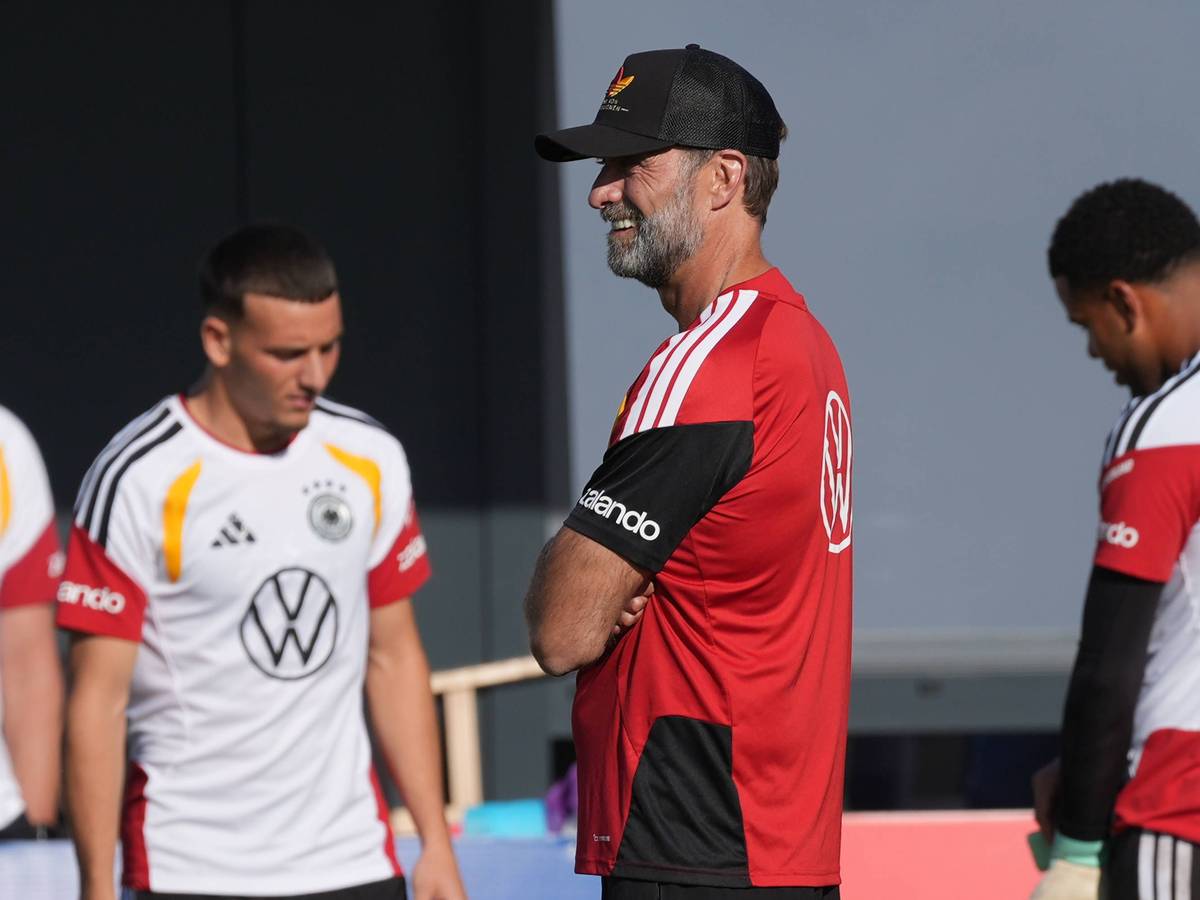 Bundestrainer Jürgen Klopp beim Abschlusstraining vor dem Länderspiel gegen Serbien. Im Hintergrund: FC-Star Said El Mala.