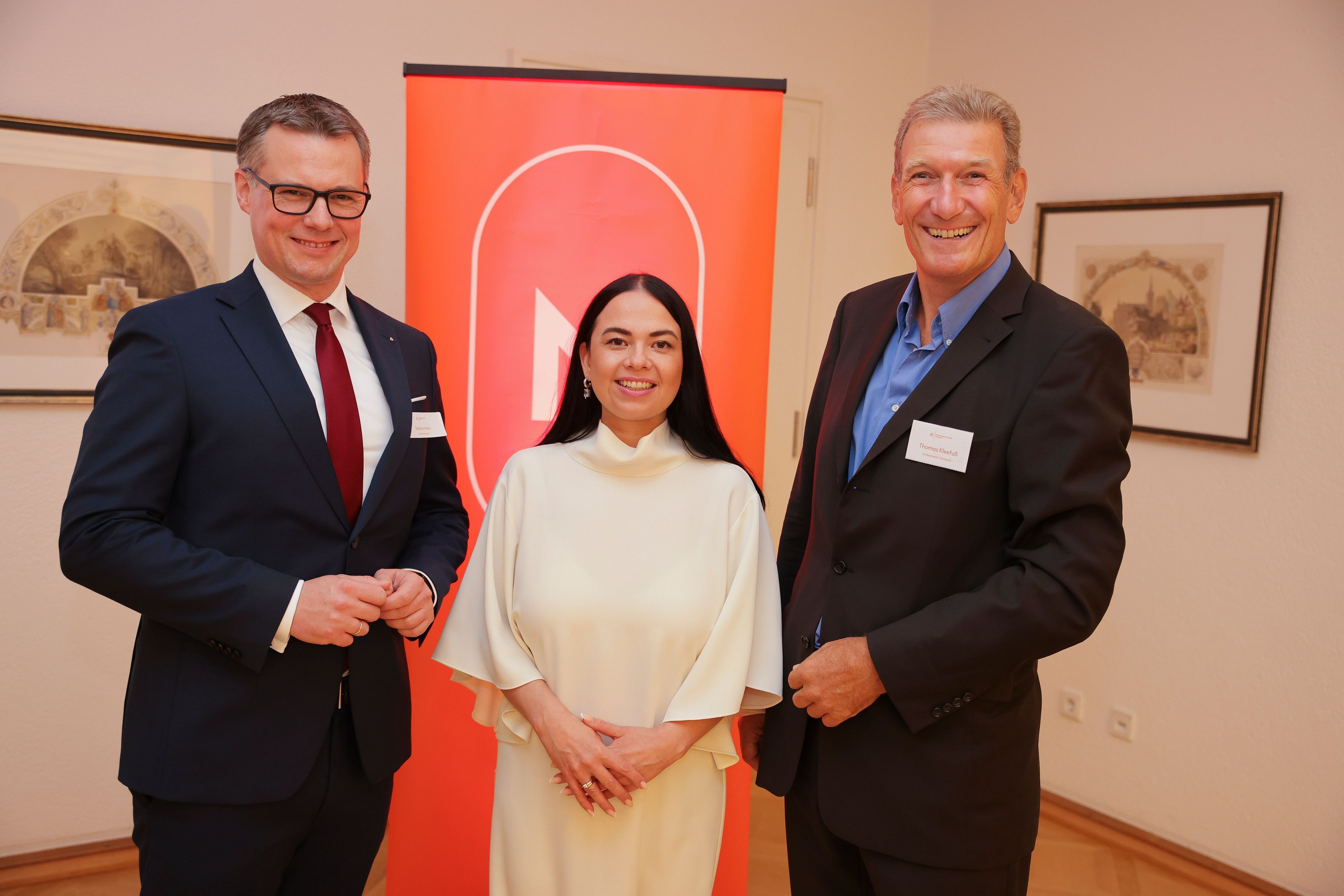 Stephan Moos, Bürgermeisterin  Maria Helmis-Arend und Thomas Kleefuß beim Jubiläum.